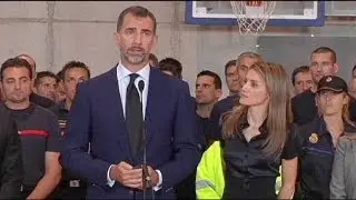 Spanish Crown Prince meets train crash victims