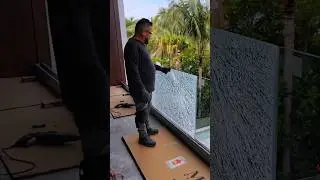 Уникальное искусство из битого стекла🤯