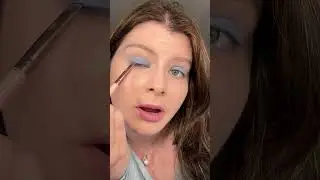 Re-creating this blue eyeshadow look Kendall Jenner wore 💙 #blueeyeshadow #celebritymakeup