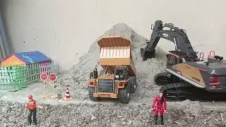 The amazing RC tractor started working again with all the workers @RainbowVlogs99