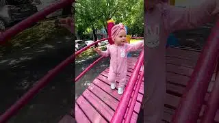 Малышка играет на детской площадке #shorts #song #baby #top #funny #cute #влог #тренды #рекомендации