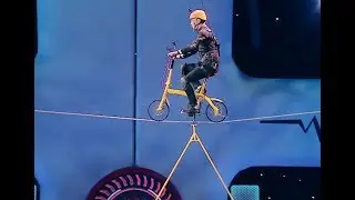 Experiment: wire-riding in the air | CCTV English