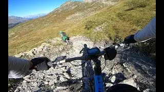 Descente sentier difficile dans les Alpes &agrave; VTTae  Giant,Haibike