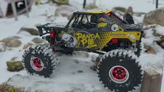In this video we struggle to get over a stump, rocks and a duck. 1/24 udirc snow leopard panda pie 