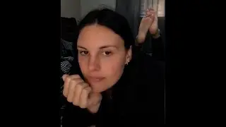 Молодая женщина демонстрирует ноги в позе