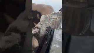 Вода превращается из жидкости в твёрдое тело 🤯 *МГНОВЕННОЕ ЗАМОРОЖЕНИЕ* Трюк с переохлаждённой водой