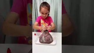 Experimento para ni&ntilde;os: Volc&aacute;n haciendo erupci&oacute;n.