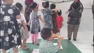 Zahra menyanyi dan joget