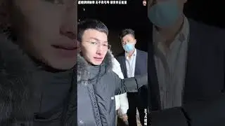 王飞与诺诺：吴晓伟昨天说好的，今天过来又装糊涂，冬天外面天气很冷，表哥让吴晓伟看风景，吴晓伟冷得瑟瑟发抖，但嘴里跟表哥放狠话。【松哥】#乐山#阿梅#王飞#鹏少#欧阳诺#金枝#阿子#乡村生活#农村姑娘