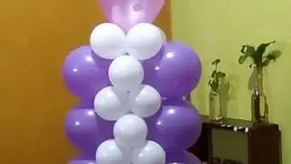 Columna plana de globos de dos colores.