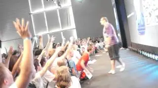 CommanderKrieger bei ROCCAT auf der Bühne - die fette Hupe ;)