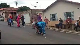 Marungos da Companhia Irmãos Mariano cortando jaca nas ruas de Monsenhor Paulo