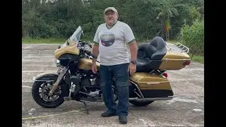 Movendo uma motocicleta de grande porte em ambientes com pouco espaço.