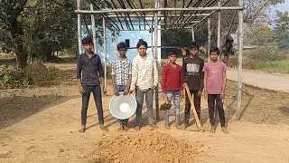 काली मंदिर के पास सरस्वती पूजा का तैयारी मैं मिट्टी रहे हैं
