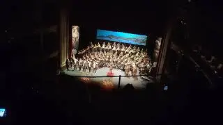 Presentación de la comparsa Caleta con la agrupación musical 