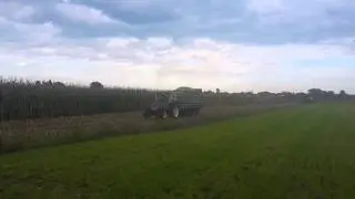 IHC 633 zieht Maiskipper vom Acker