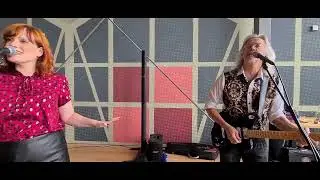 Ronn van Etten, Michael Eschauzier en Fabiene Bijl-Dallau in Vineyard, Monster, 5 augustus 2033