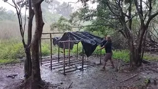 Membangun tempat berlindung di saat hujan deras di tepi sungai-solo camping