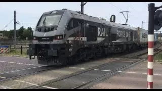 Container Trein met veel nieuwe blauwe Maersk Containers / Container Train with new Mearsk Container