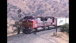 Santa Fe power with Swift Roadrailer at Tehachapi Loop - August 23, 2003