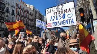 MULTITUDINARIA MANIFESTACI&Oacute;N en G&Eacute;NOVA en APOYO a AYUSO y pidiendo la DIMISI&Oacute;N de CASADO y TEODORO