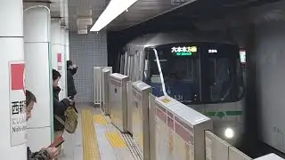 都営12-600形12-331編成が大江戸線都庁前行きとして西新宿五丁目駅1番線に停車！〈522A1 光ヶ丘→都庁前〉2025.12.30.5.58