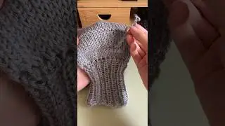 Исправляю ужасную зацепку на свитере 🧶😭 #вязание #трикотаж #шорты