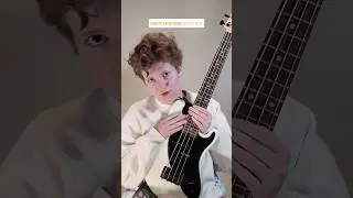 Co to za mała gitara, na kt&oacute;rej gram? To Kala U-BASS! @kalabrandmusic