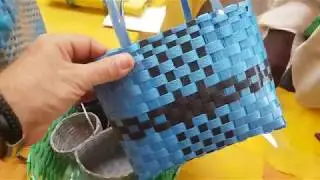 Tequinho Arte  Artesanato de Reciclagem com Fitas de Arquear na Feira do Mercado Municipal