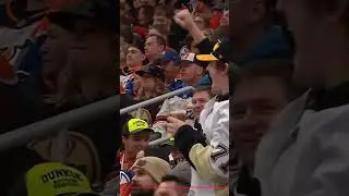 Невероятное отклонение мяча Кросби #nhl