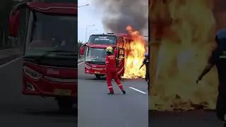 Terjadi insiden kebakaran dahsyat mobil bus warna merah (video buatan AI)