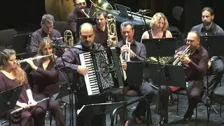 &Eta; Banda del Sol &sigma;&tau;&omicron; 9&omicron; &Delta;&iota;&epsilon;&theta;&nu;έ&sigmaf; &Phi;&epsilon;&sigma;&tau;&iota;&beta;ά&lambda; &Phi;&iota;&lambda;&alpha;&rho;&mu;&omicron;&nu;&iota;&kappa;ώ&nu; &Chi;&omicron;&rho;&omega;&delta;&iota;ώ&nu; &Omicron;&rho;&chi;&eta;&sigma;&tau;&rho;ώ&nu;