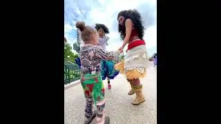 Mirabelle and Moana dance with Arthur!💃 #disney #moana #dlp #disneylandparis #disneyland #mirabelle