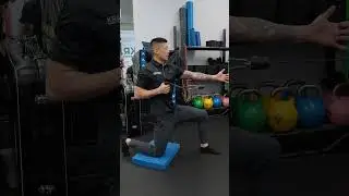 Тяга кабеля одной рукой стоя на коленях