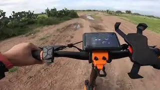 A toda velocidad sobre camino de tierra Scooter Honey Whale T8A