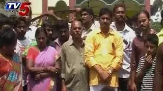 TDP Activists Protest In front Of  Mangalagiri Party Office