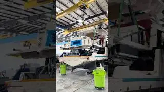 Компания Regal Boats провела для нас экскурсию по заводу! Здесь мы видим, как устанавливают палуб...