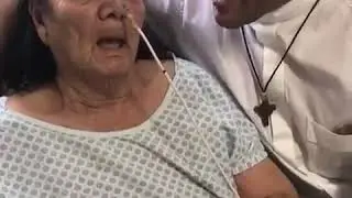 Padre Alessandro Campos cantando com avó doente.  Muito lindos esses dois
