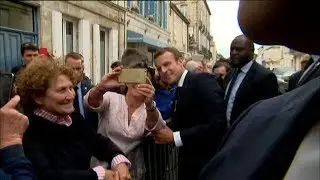 Ambiance autour de la Maison de Pierre Loti o&ugrave; s'est rendu Emmanuel Macron ce jour