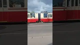 #Т Гудят трамваи, мчат моторы, В густой пыли тяжелый чад. Афиш огнистых метеоры Пустое небо бороздят