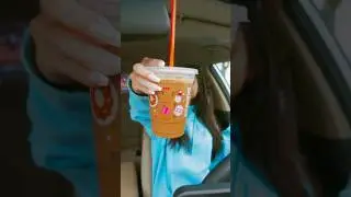 Shake that Es 😍🤎 #shorts #sabrinacarpenter #dunkindonuts