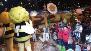Mia et maya l'abeille