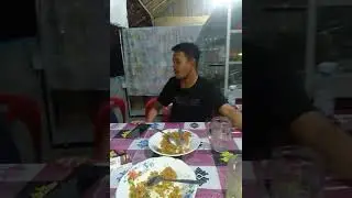Trio Narasi lagi makan Nasgor