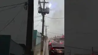 ⚡ EXPLOSI&Oacute;N EN PLENA LLUVIA: Transformador Colapsa Frente a Conductores 😱🌧️#ExplosionElectrica