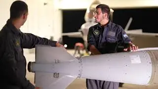 מפקד חיל-האוויר בשיח עם משרתי החיל