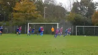 Hoekschop PVC, verdediger (nr15) onderschept de bal.