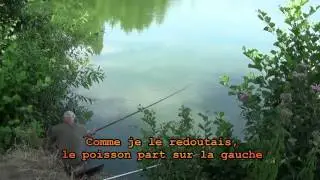 Combat avec un gros poisson &agrave; la carpe au coup