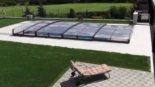 Copertura per piscina bassa con scorrimento ultraleggero modello Aquanova da Bologna
