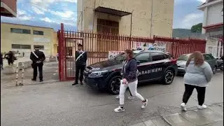Prof aggredita a Castellammare, striscioni e rientro blindato per gli alunni