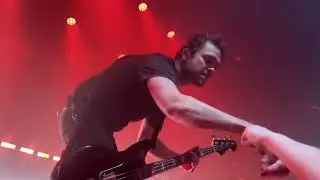 Royal Blood - Loose Change Intro / Mike fistbumping crowd and nicking sunglasses😆😎